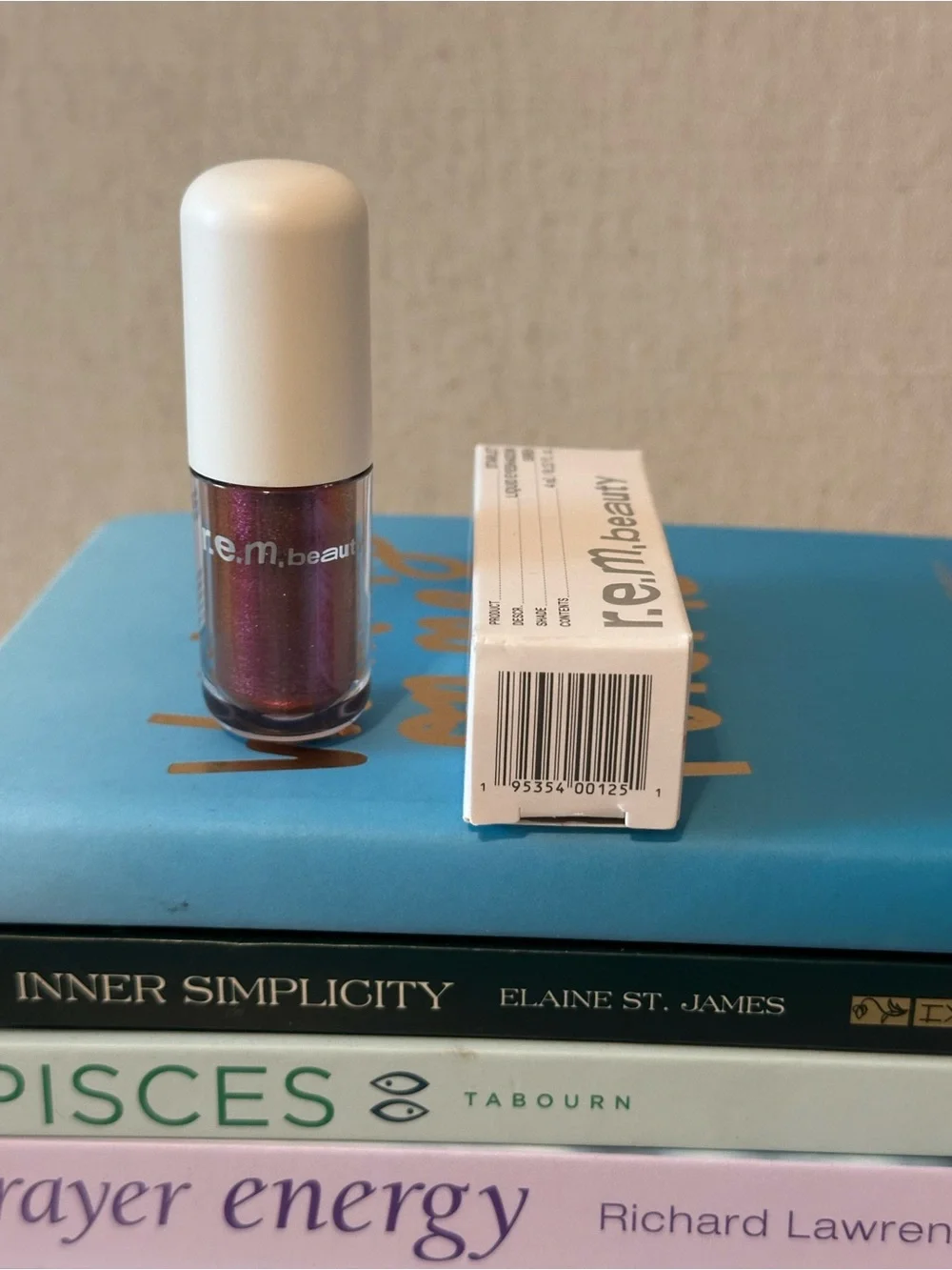 r.e.m. beauty Liquid Eyeshadow - Shade Siren